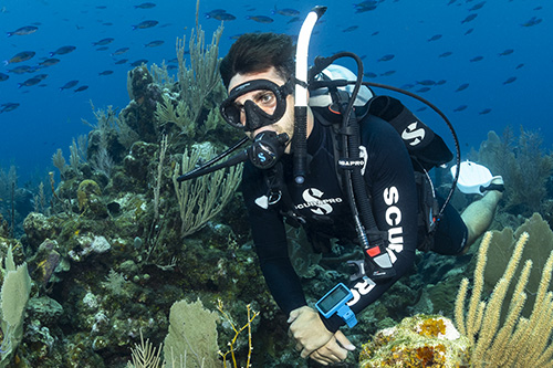 Male scuba diver sporting the Escape Snorkel
