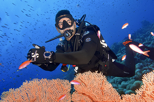Scuba influencer wearing Galileo 3 while diving