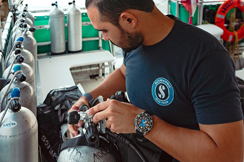 Diver wearing Galileo 3 Diver Computer adjusting tank