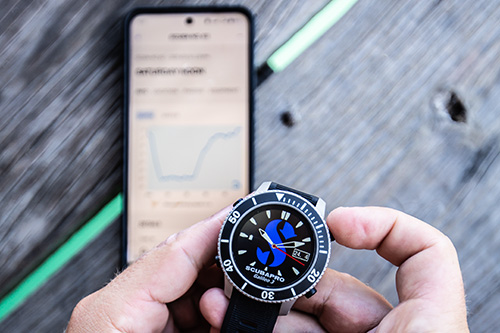 Person connecting Galileo 3 Dive Computer to LogTRAK mobile app