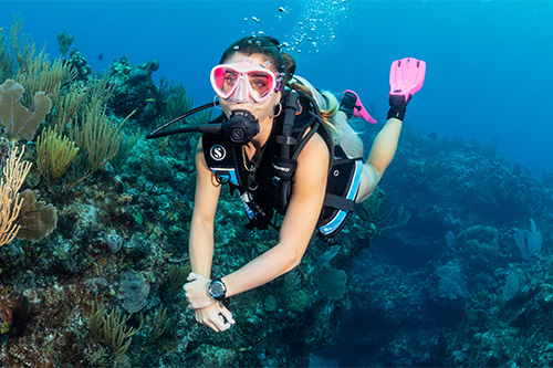 Scuba diver underwater with GO Sport Fins in Pink